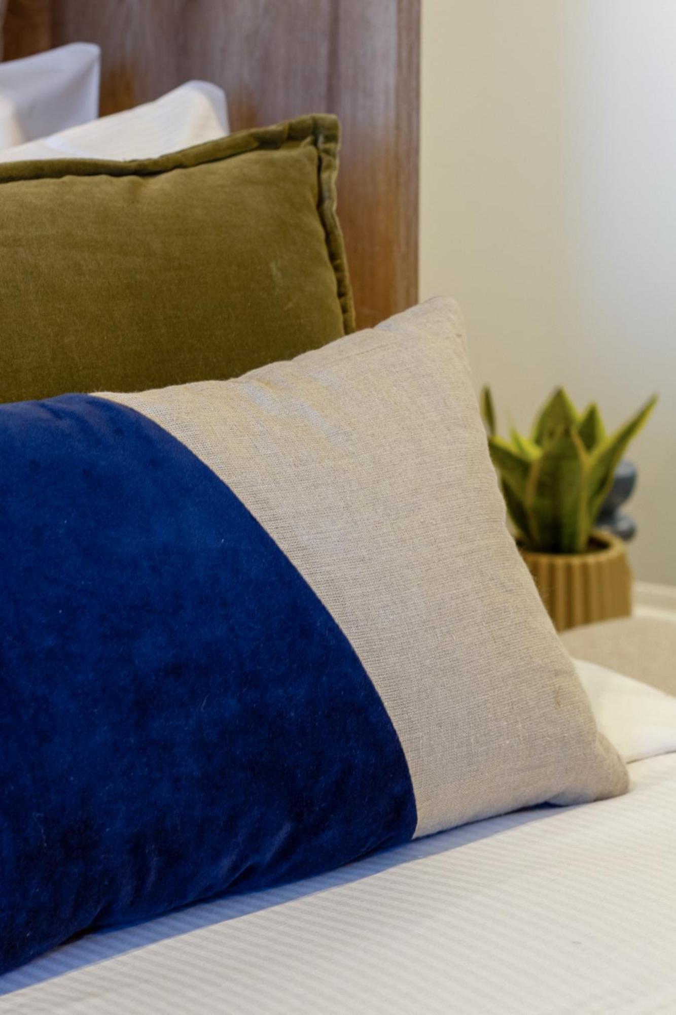 Downtown Comfort: Modern Studio With Backyard Christchurch Eksteriør bilde