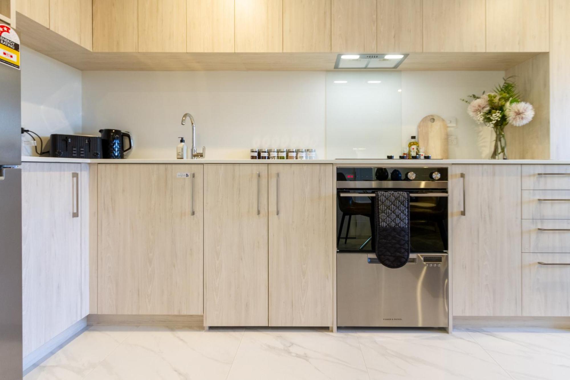Downtown Comfort: Modern Studio With Backyard Christchurch Eksteriør bilde